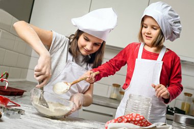 Beyaz mutfak hamur yapma kardeş