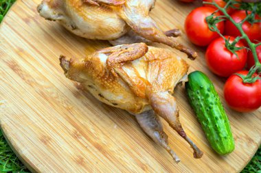 Sebze ile lezzetli kızarmış bıldırcın