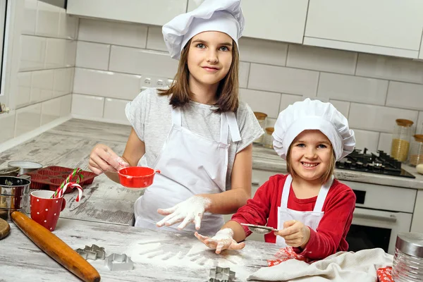 Hermanas haciendo masa en cocina blanca — Foto de Stock