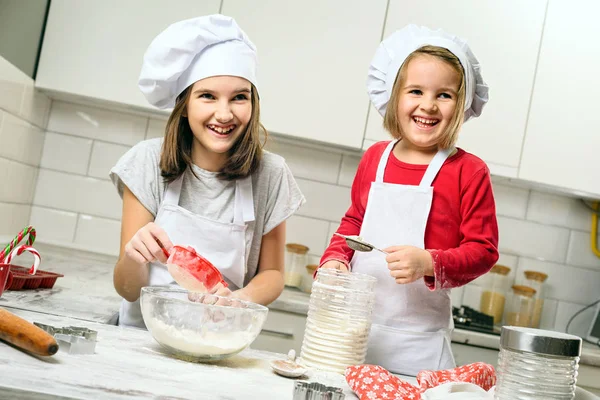 Irmãs fazendo massa na cozinha branca — Fotografia de Stock