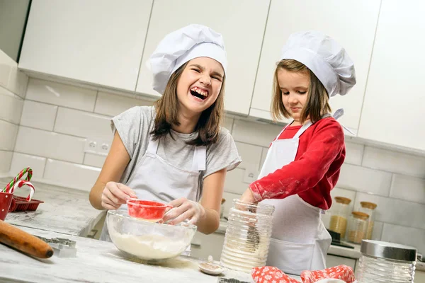 Irmãs fazendo massa na cozinha branca — Fotografia de Stock