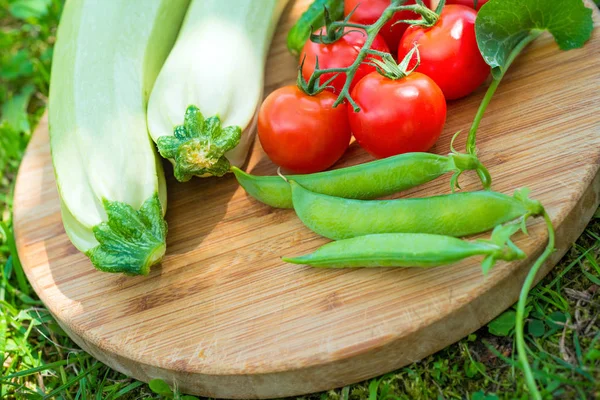 Verduras frescas en el tablero . —  Fotos de Stock