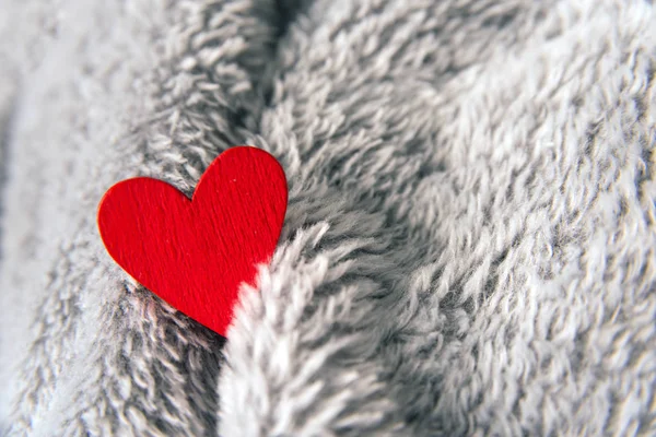 Día de San Valentín corazón rojo en la colcha —  Fotos de Stock