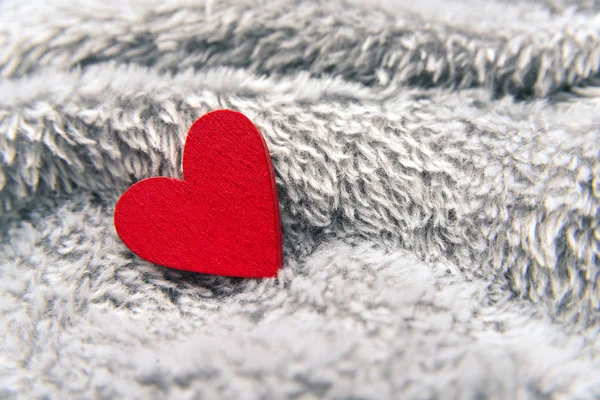 Ημέρα του Αγίου Βαλεντίνου κόκκινη καρδιά πάνω στην κουβέρτα — Φωτογραφία Αρχείου