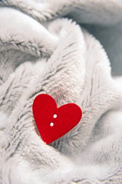 Día de San Valentín corazón rojo en la colcha — Foto de Stock
