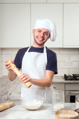 Şef mutfakta biber mill kullanarak