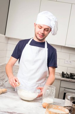 Şef bir kasede yumurta ve yemek sıçrattı
