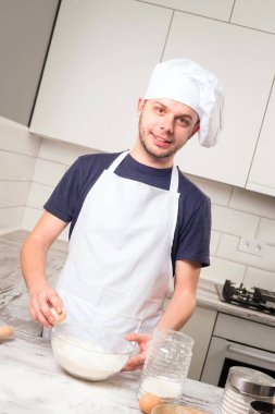 Şef bir kasede yumurta ve yemek sıçrattı