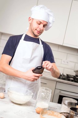 Şef bir kasede yumurta ve yemek sıçrattı