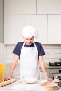 Şef bir kasede yumurta ve yemek sıçrattı