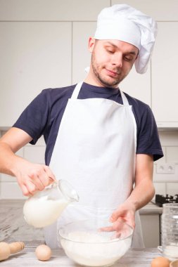 Şef Aşçı bir bardakta süt dökülen