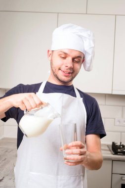 Şef Aşçı bir bardakta süt dökülen