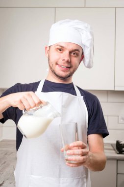 Şef Aşçı bir bardakta süt dökülen