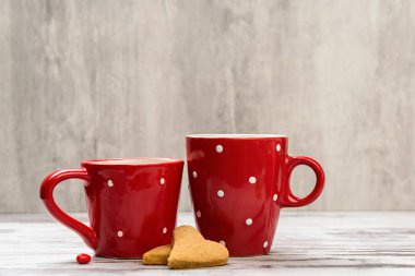 tanımlama bilgileri ve kırmızı kahve fincanı.