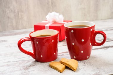 tanımlama bilgileri ve kırmızı kahve fincanı.