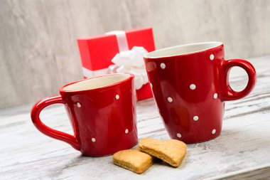 tanımlama bilgileri ve kırmızı kahve fincanı.