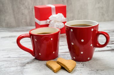 tanımlama bilgileri ve kırmızı kahve fincanı.