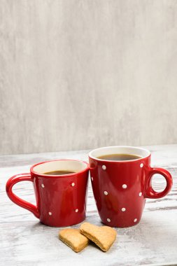 tanımlama bilgileri ve kırmızı kahve fincanı.