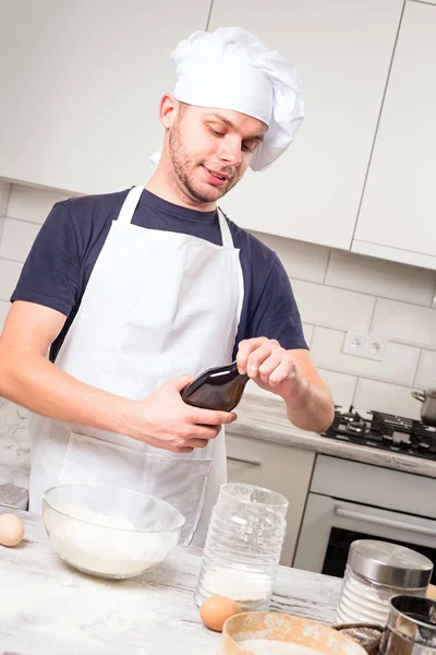 Şef bir kasede yumurta ve yemek sıçrattı
