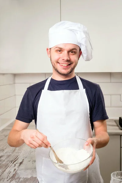 Chef bateu ovos e refeição em uma tigela — Fotografia de Stock