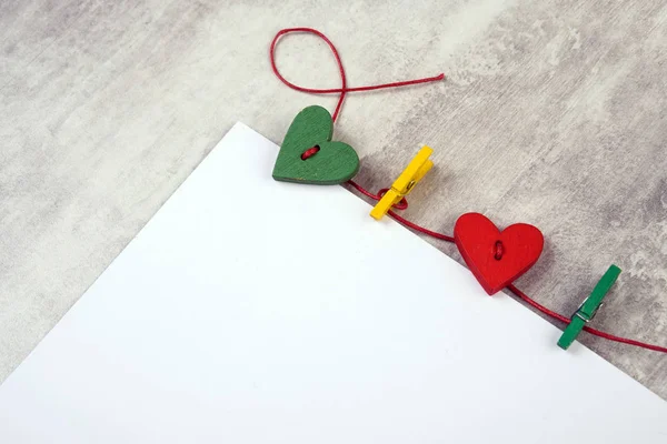 Κενό σημειωματάριο με καρδιές σε ξύλινη επιφάνεια — Φωτογραφία Αρχείου