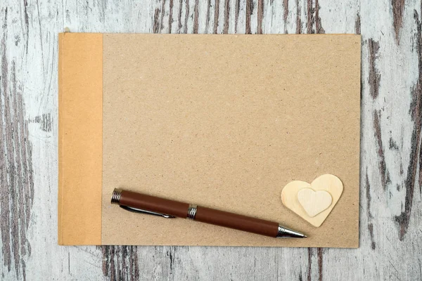 Lege Kladblok met hart op houten oppervlak — Stockfoto