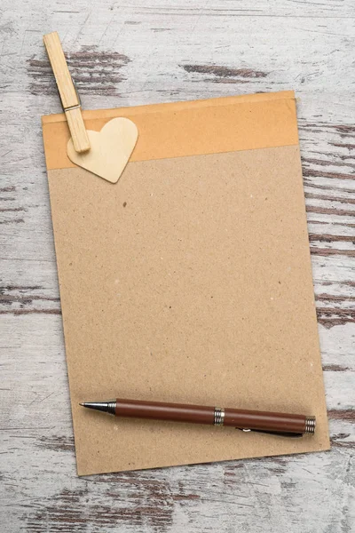 Pusty Notatnik z serca na powierzchni drewnianych — Zdjęcie stockowe