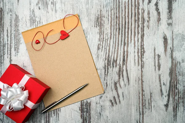 Καφές και κενό σημειωματάριο με κόκκινη συσκευασία δώρου — Φωτογραφία Αρχείου