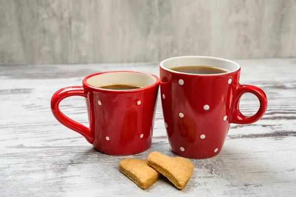 Cookies e xícara de café vermelho . — Fotografia de Stock