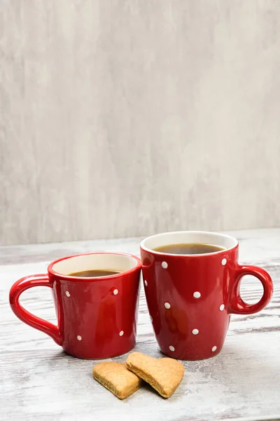 Kekse und rote Kaffeetasse. — Stockfoto
