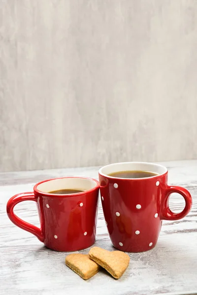 Cookies e xícara de café vermelho . — Fotografia de Stock