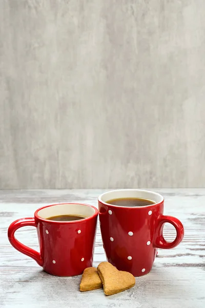 Cookies e xícara de café vermelho . — Fotografia de Stock