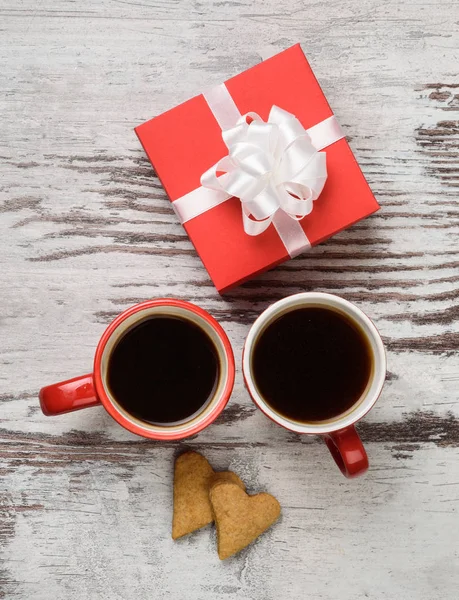 Kırmızı kahve fincanı, kalp cokies ve hediye kutusu. — Stok fotoğraf