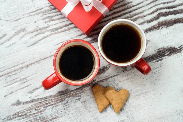 Tazza di caffè rosso, cuori cokies e confezione regalo . — Foto Stock