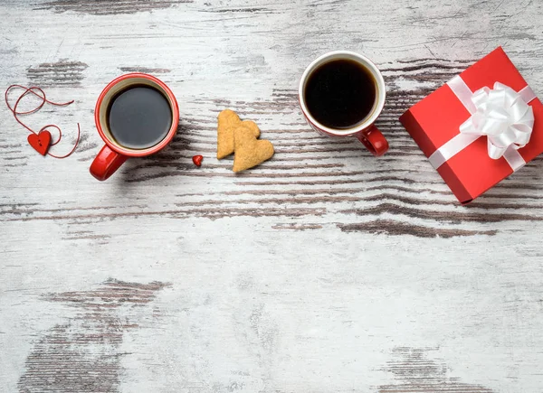 Kırmızı kahve fincanı, kalp cokies ve hediye kutusu. — Stok fotoğraf