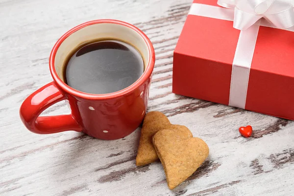 红色的咖啡杯，心 cokies 及礼品盒. — 图库照片