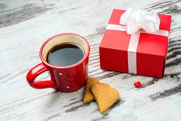 Taza de café rojo, coquis corazones y caja de regalo . — Foto de Stock