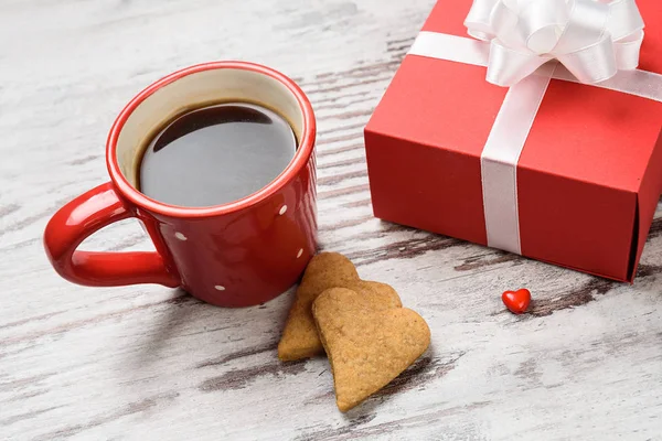 Taza de café rojo, coquis corazones y caja de regalo . — Foto de Stock