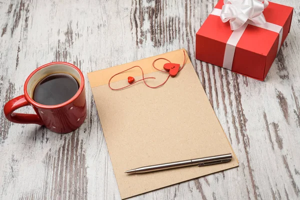 Röd kaffekopp, tomma anteckningar och hjärtat cookies. — Stockfoto