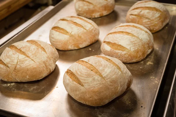 Круглый хлеб на подносе — стоковое фото