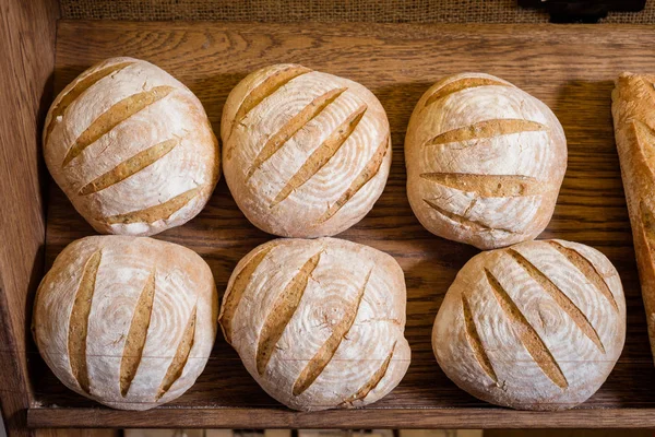 Круглый хлеб на столе — стоковое фото