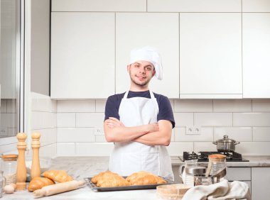 Baker gösteren kruvasan