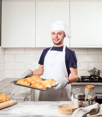 Baker gösteren kruvasan