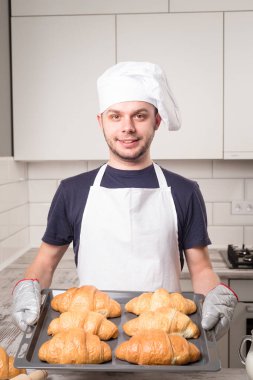 Baker gösteren kruvasan