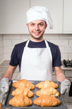 Baker gösteren kruvasan