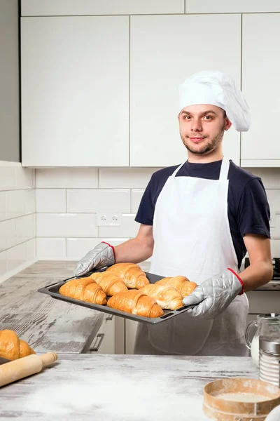 Padeiro mostrando croissant — Fotografia de Stock