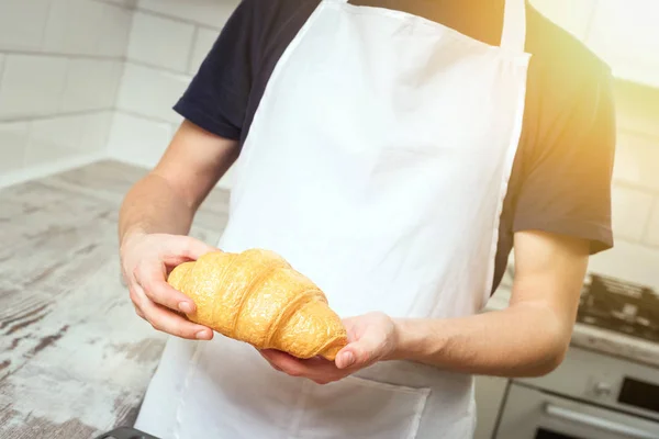 Panadero mostrando croissant —  Fotos de Stock