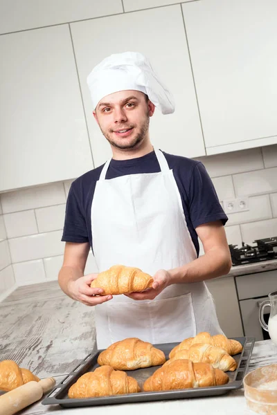 Padeiro mostrando croissant — Fotografia de Stock