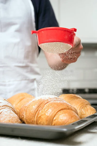 Zucchero a velo su croissant — Foto Stock