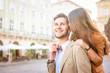 Genç çift sokaklarda poz